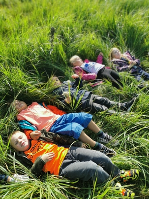 Kinder liegen im Gras