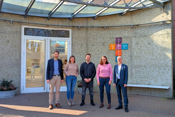 Trafen sich zur Planung der zukünftigen Kooperation: Pastor Ralf Richter (Leiter des Zentrums), Mandy Weishaupt (stlv. Geschäftsführerin Lebenshilfe), Horst-Michael Stöckmann (Bereichsleiter Lebenshilfe), Nina Alps (FUD Lebenshilfe) und Rüdiger Strecker (kaufm. Vorstand des Zentrums) – von rechts