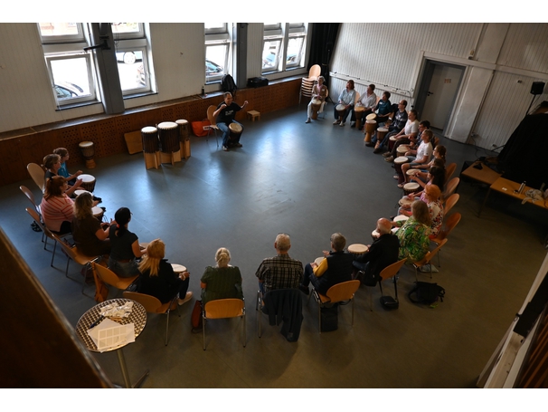 Gemeinsames Trommeln mit der Musikschule Trommelkunst: Ein rhythmisches Erlebnis für alle - Lebenshilfe Walsrode Gemeinsames Trommeln mit der Musikschule Trommelkunst: Ein rhythmisches Erlebnis für alle - Lebenshilfe Walsrode