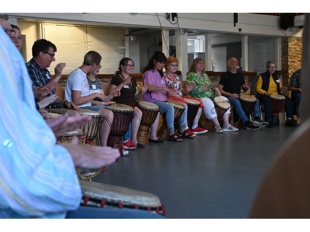 Gemeinsames Trommeln mit der Musikschule Trommelkunst: Ein rhythmisches Erlebnis für alle - Lebenshilfe Walsrode Gemeinsames Trommeln mit der Musikschule Trommelkunst: Ein rhythmisches Erlebnis für alle - Lebenshilfe Walsrode