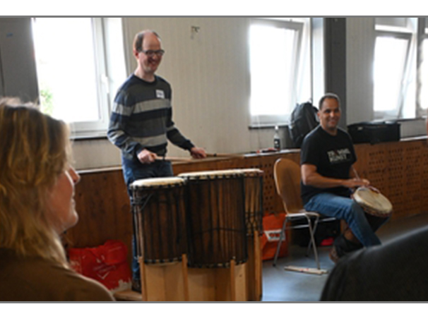 Gemeinsames Trommeln mit der Musikschule Trommelkunst: Ein rhythmisches Erlebnis für alle - Lebenshilfe Walsrode Gemeinsames Trommeln mit der Musikschule Trommelkunst: Ein rhythmisches Erlebnis für alle - Lebenshilfe Walsrode